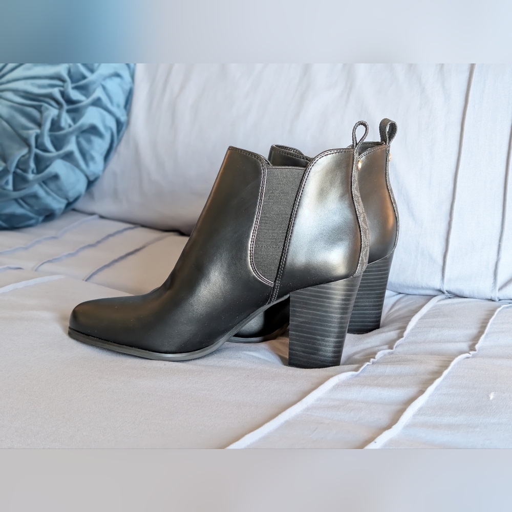 Michael Kors Classic Black Leather Block-Heel Ankle Boots Size 8 Monogram NEW